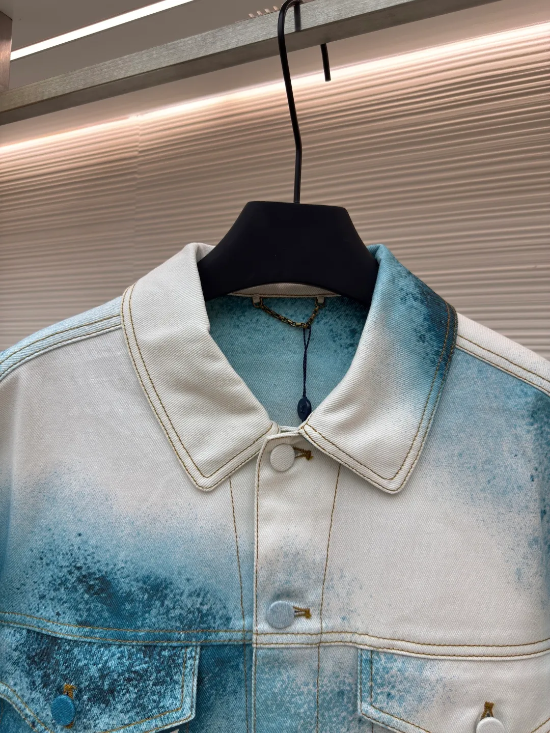 LOUIS VUITTON ink painting jacket ●Authentic product: Purchased and developed for 16900 ●Item number: 1680413-B90 ●Fabric: denim fabric ●Technology: made of semi-bleached fabric ●Version: loose version ●Weight: about 820 grams ●Size: 44-46-48-50 ●Description: The fabric is made of 7s*7s cotton twill gauze. Use semi-bleached fabric as the base, purchase Y version, scan the flower position and draw the print with PS, position the flower on the piece of cloth, add a red edge to the outer circle of the piece, accurately cut the piece with laser burning of the finished printed fabric, active digital direct-injection printing, white background water Ink painting gradient hollow letter effect, white gold aluminum alloy chain hanging from the genuine leather ears on the back collar, flat suede suede + hardware logo embossed leather plate on the back, and I-shaped buckles all made of gradient color cloth to match the color of the body part. The overall wiring is straight and delicate, the fabric is comfortable and soft, and the color is consistent without color difference. It can be matched with the same style to create a fashionable look and control various occasions. Customized accessories, complete with three standards, same style for men and women!